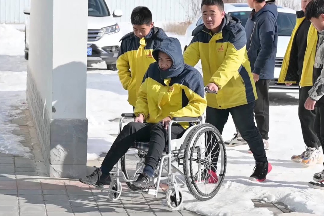 Cau be 5 nam day xe lan dua ban di hoc hinh anh