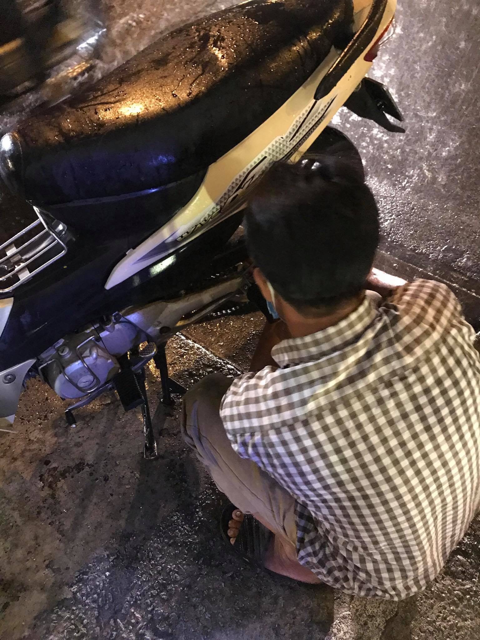 giúp cô gái lạ sửa xe máy ảnh 1 giup co gai la sua xe may anh 1