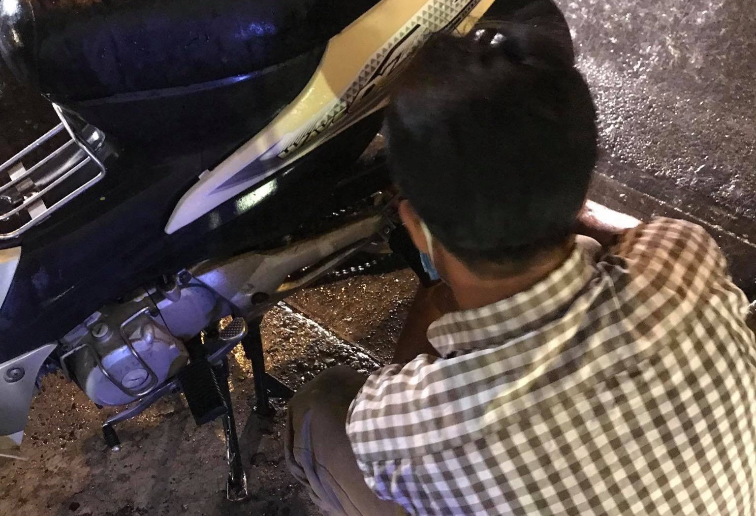 Nguoi ban hang rong o TP.HCM giup co gai la sua xe giua mua lon hinh anh