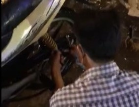 Nguoi ban hang rong giup co gai la sua xe hinh anh