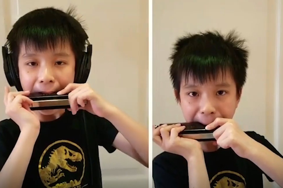 Cau be 11 tuoi choi harmonica nhu nghe si chuyen nghiep hinh anh