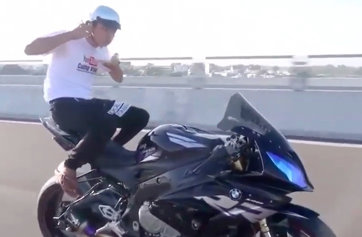 Thanh nien vua an vua dieu khien xe phan khoi lon hinh anh