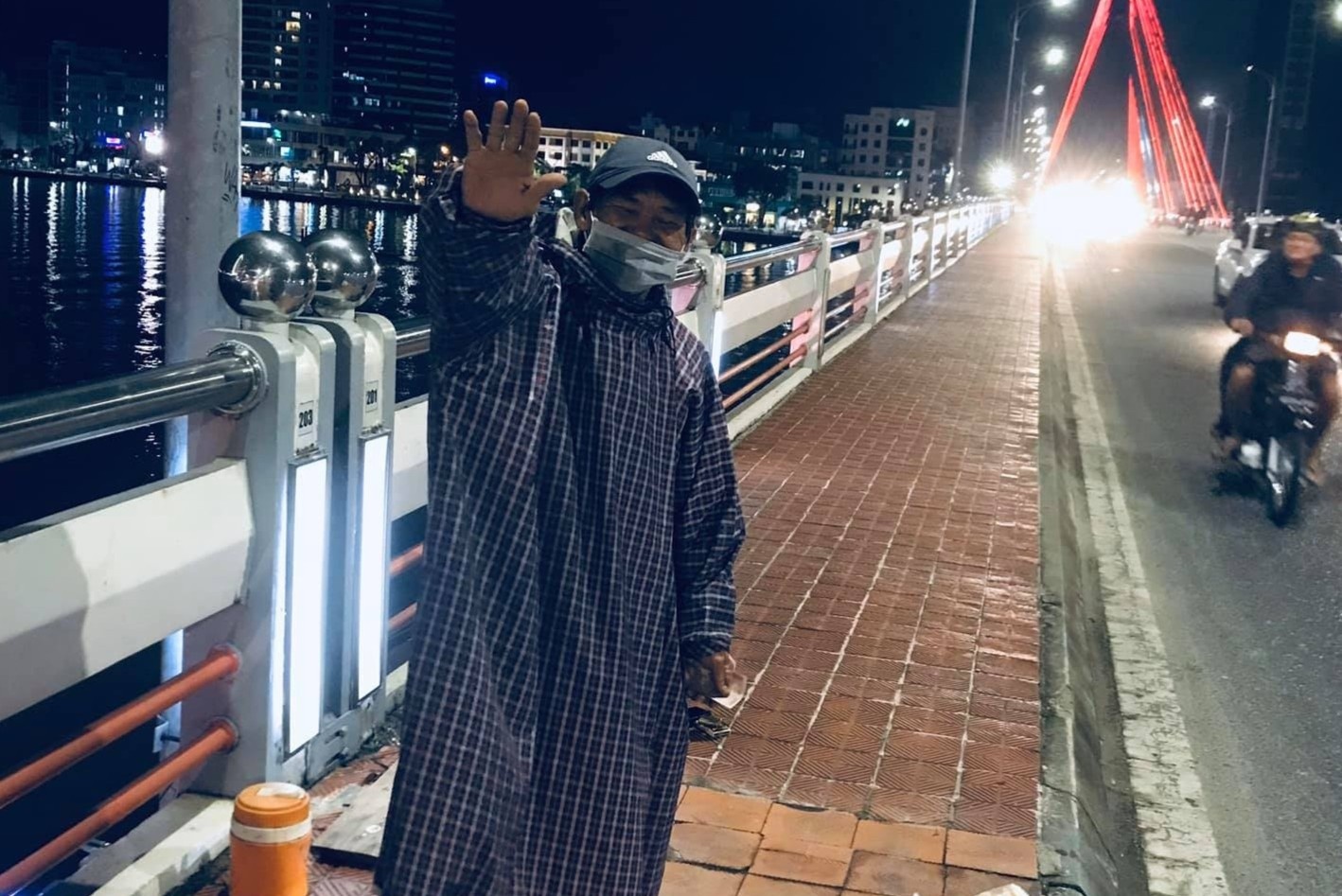 Mua banh giup nguoi ban hang rong, co gai nhan duoc dieu bat ngo hinh anh