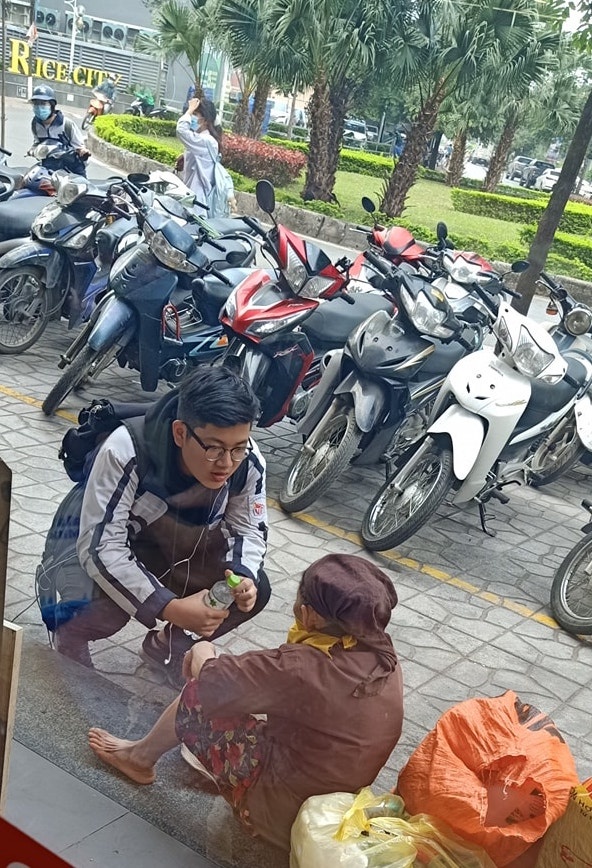 Nam sinh giúp bà cụ nhặt rác ảnh 1 Nam sinh giup ba cu nhat rac anh 1