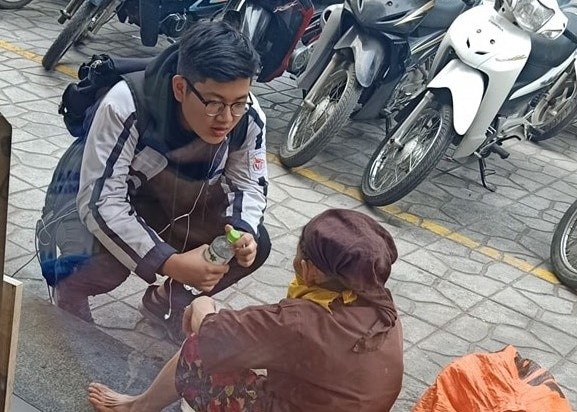 Nam sinh mua nuoc tang ba cu nhat rac xa la hinh anh