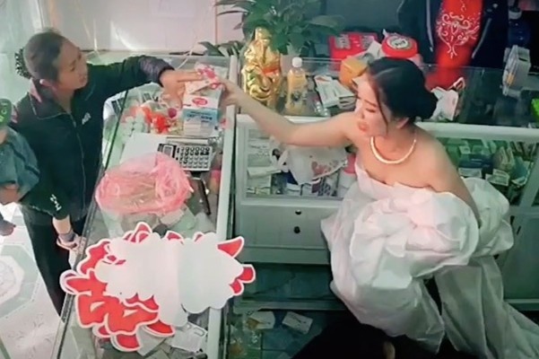 Co dau van tranh thu ban thuoc cho benh nhan khi dang dam cuoi hinh anh