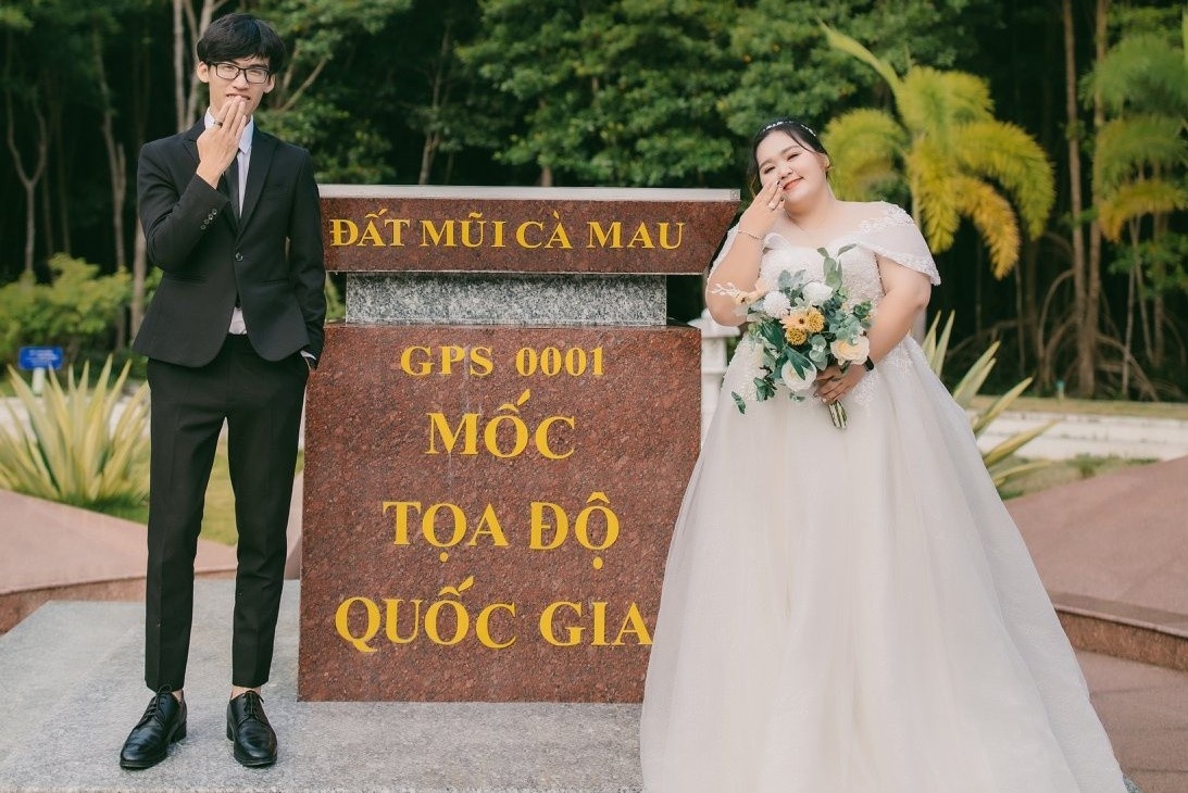 Doi vo chong di 13 tinh thanh mien Tay chup anh cuoi hinh anh