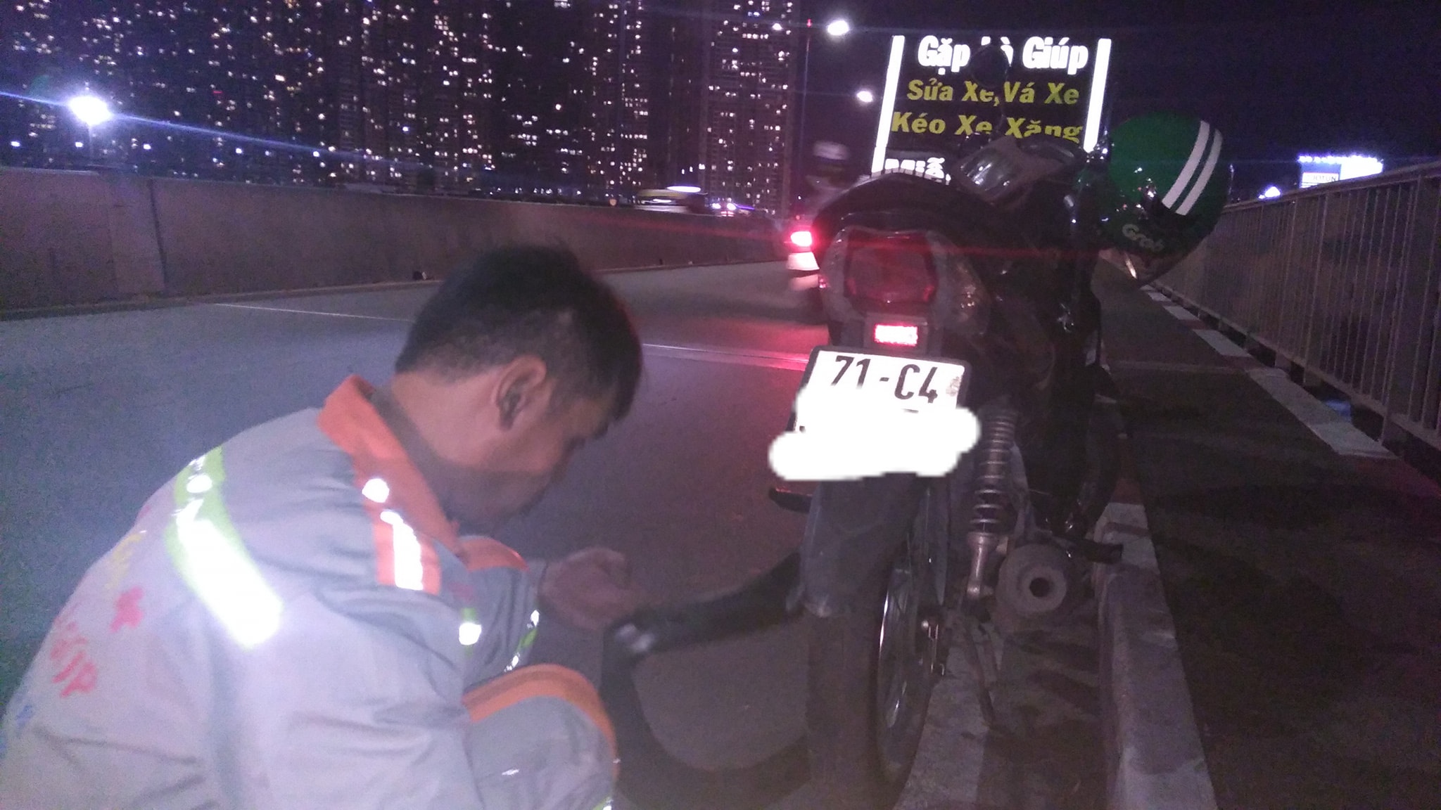 chàng trai được giúp sửa xe ảnh 1 chang trai duoc giup sua xe anh 1