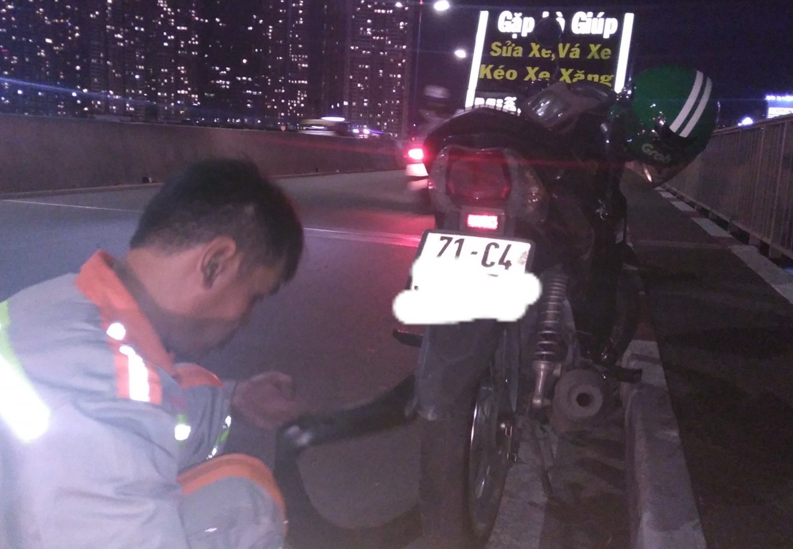 Chang trai duoc nguoi la sua xe mien phi tren cau Sai Gon hinh anh