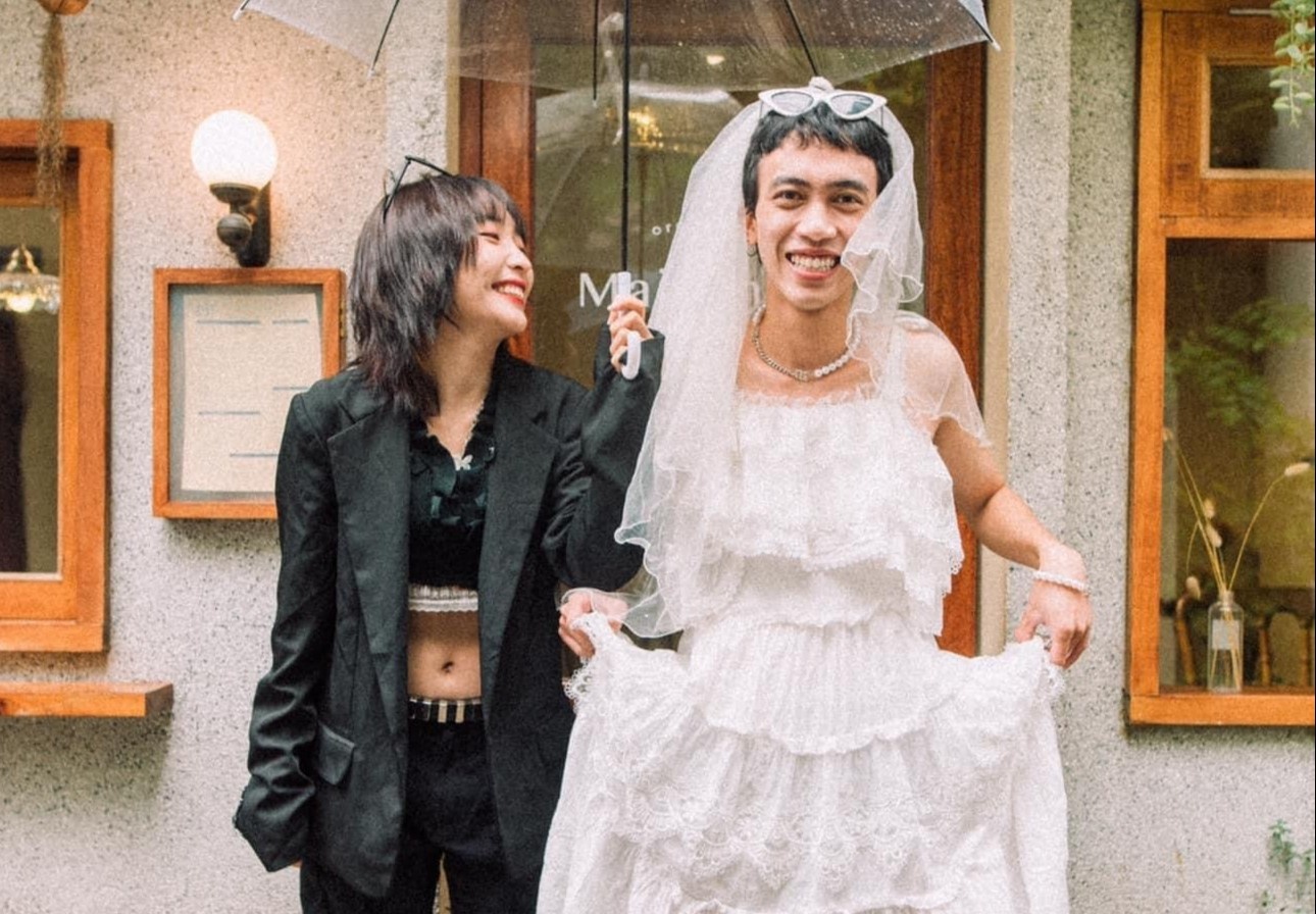 Bo anh cuoi chu re mac vay, co dau dien vest hinh anh