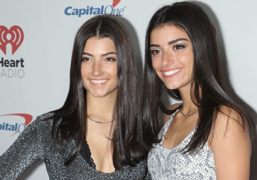 Khuyen fan o nha, chi em TikToker noi tieng van di du lich hinh anh