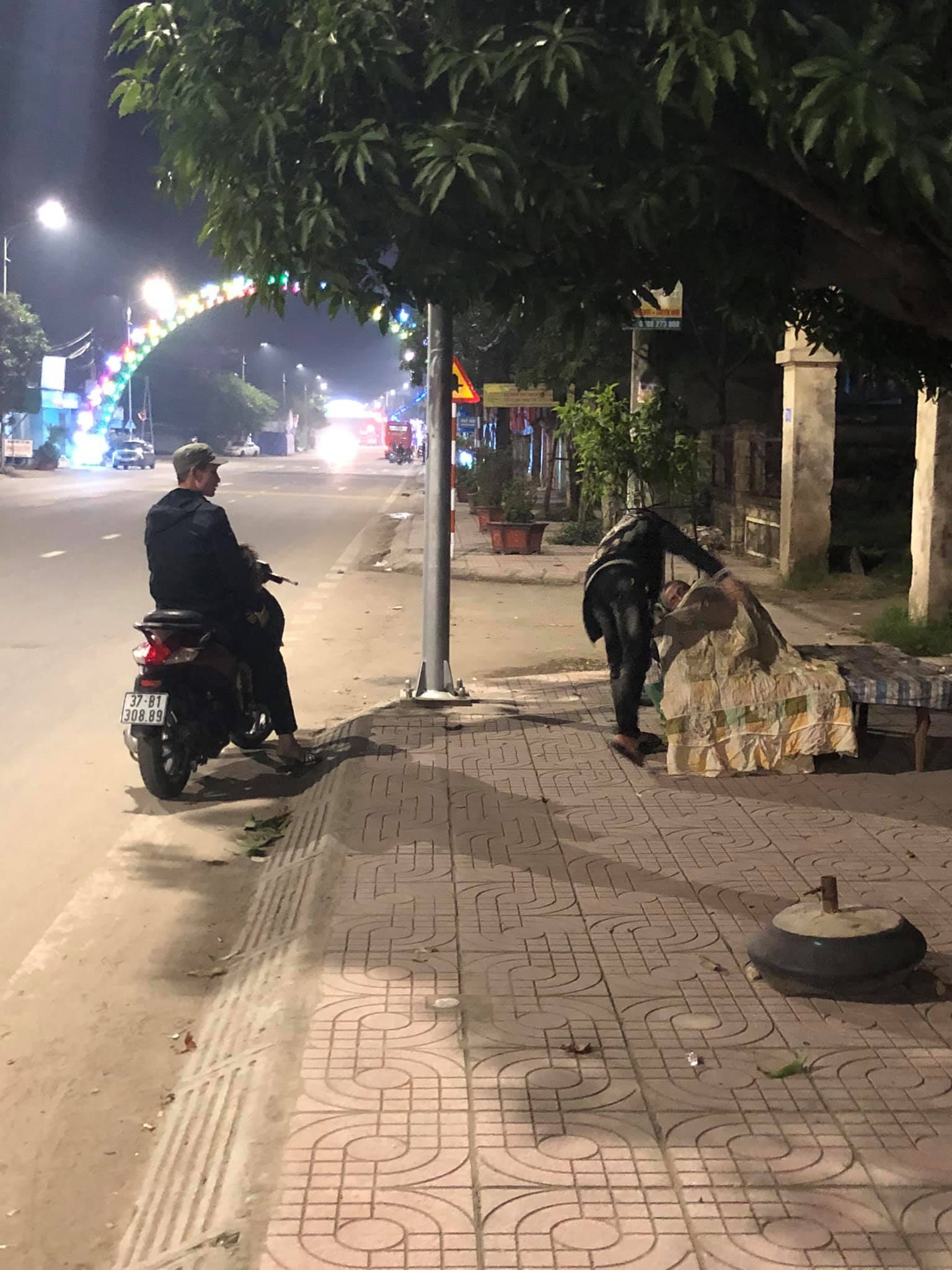 hai thanh nien mua chan bong tang cu nhat rac anh 1