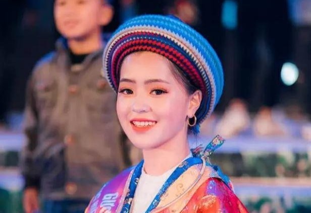 Vang Thi Sinh lam huong dan vien du lich hinh anh