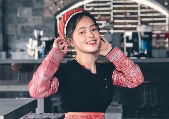 'Em gai ban le' noi tieng 1 thoi lam huong dan vien du lich hinh anh