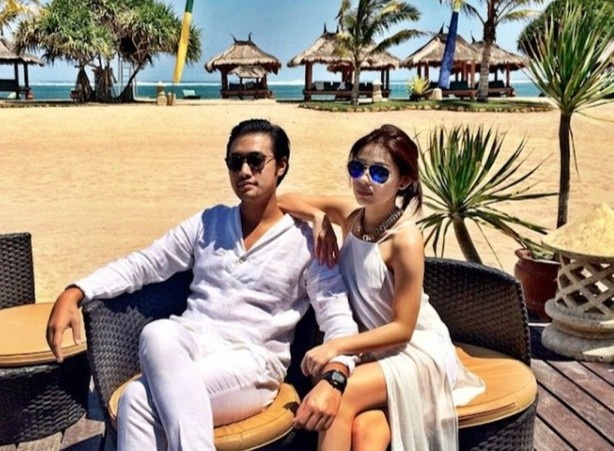 Thieu gia Indonesia bao ca chuyen bay de di du lich cung vo hinh anh