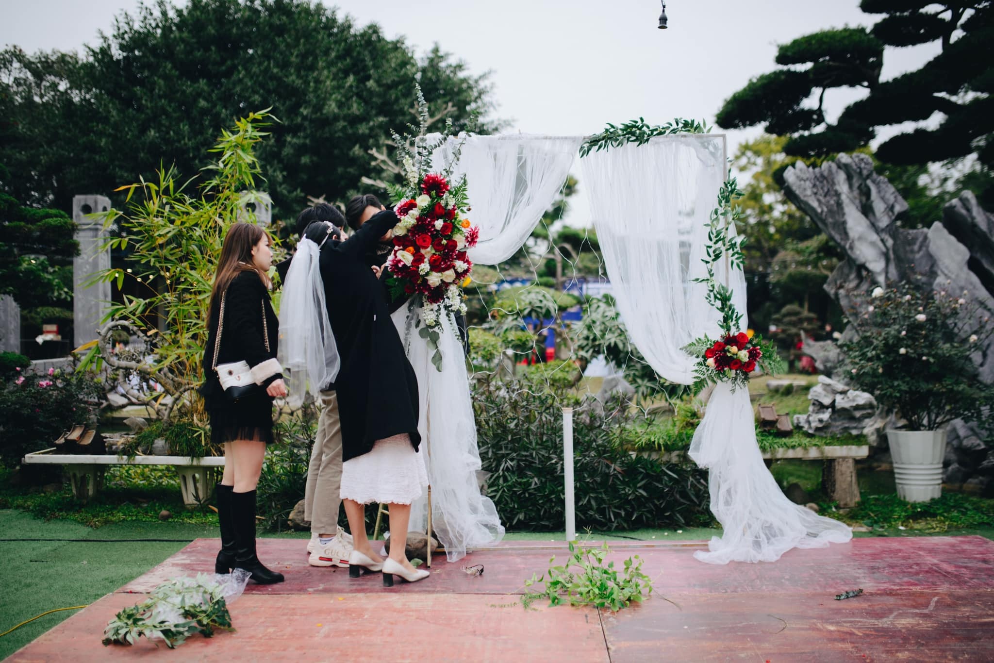 doi tre thiet ke tiec cuoi ngoai troi anh 3