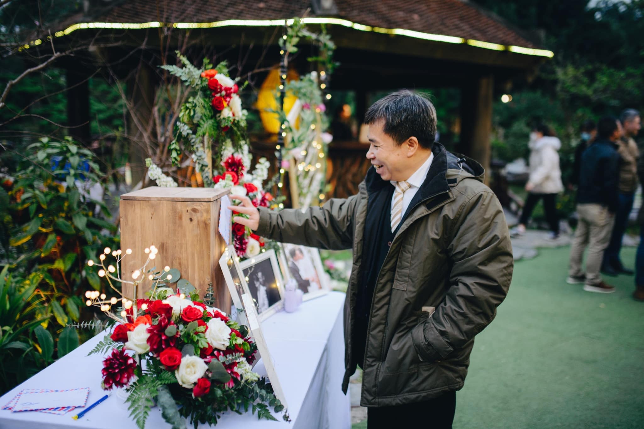 doi tre thiet ke tiec cuoi ngoai troi anh 2