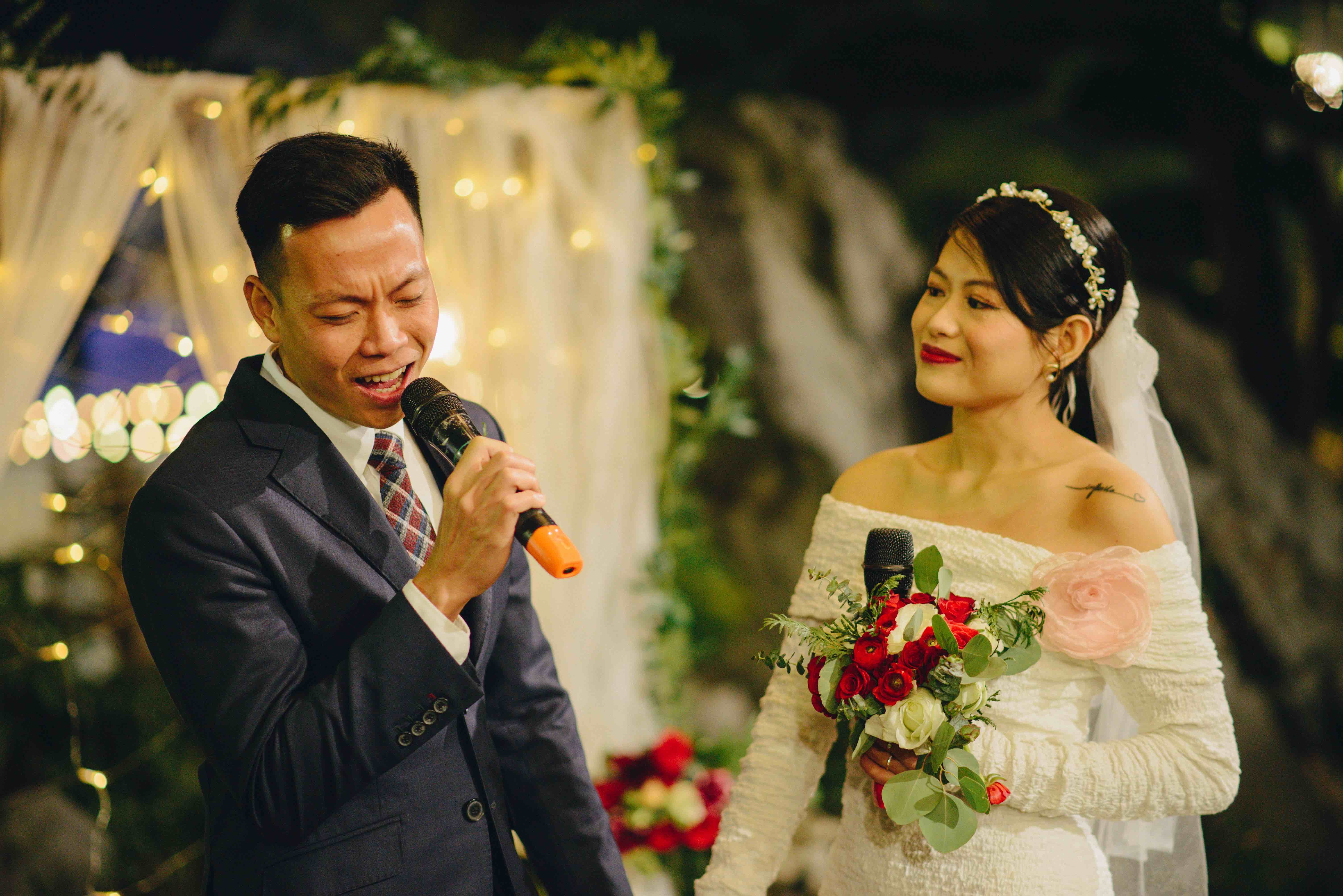 Co dau, chu re tu trang tri tiec cuoi voi 10 trieu dong hinh anh