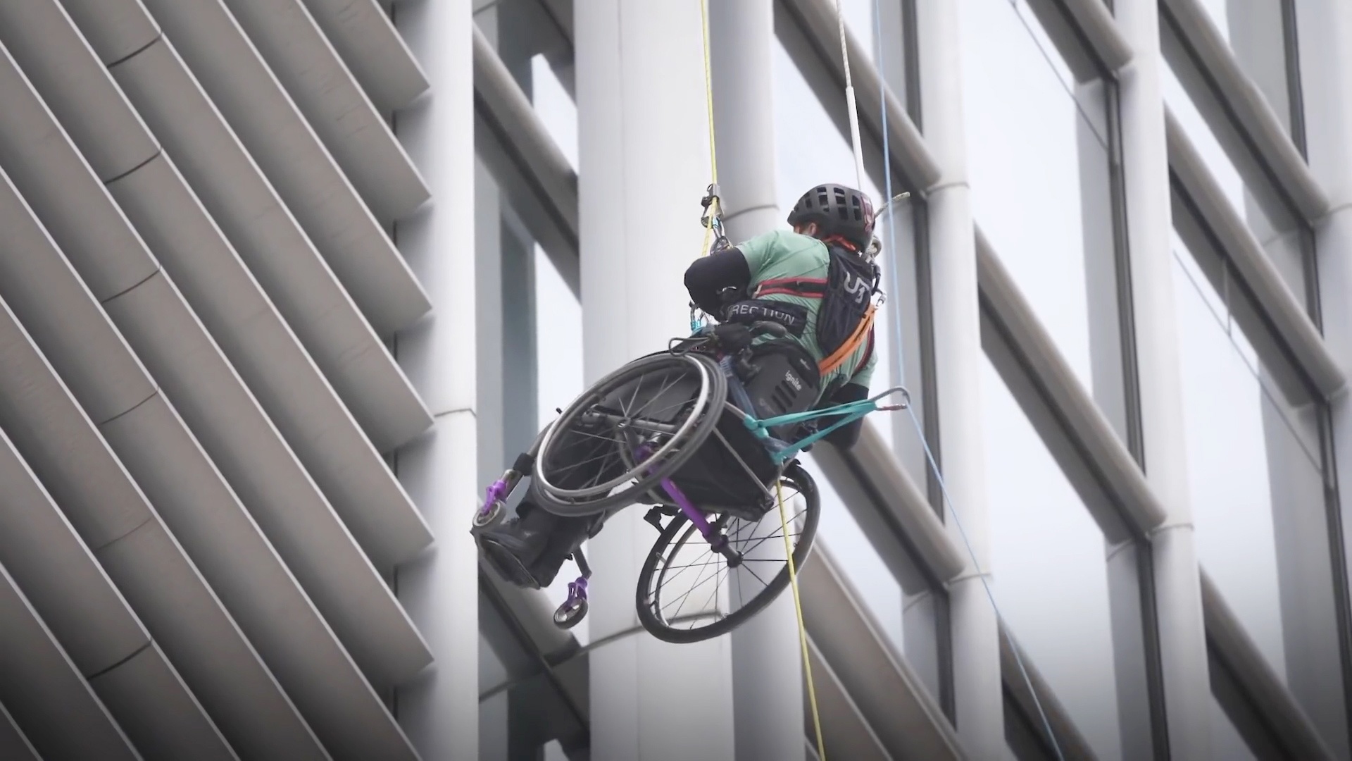 Chang trai bi liet leo toa thap cao hon 300 m hinh anh