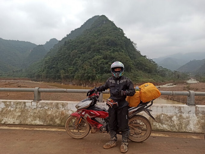 chang trai di phuot xuyen viet anh 1