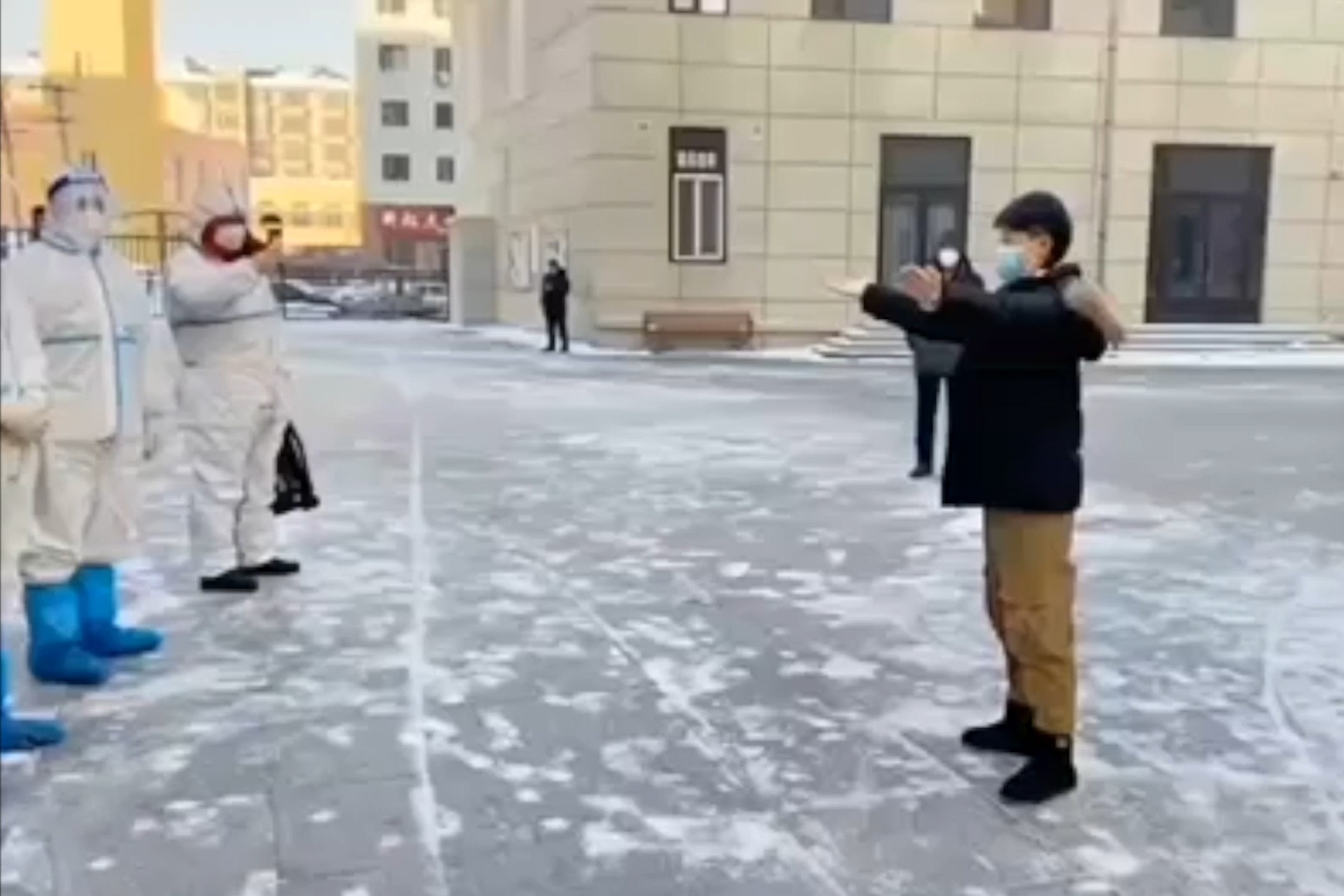 Giao vien cam on nhan vien y te bang mot dieu nhay hinh anh