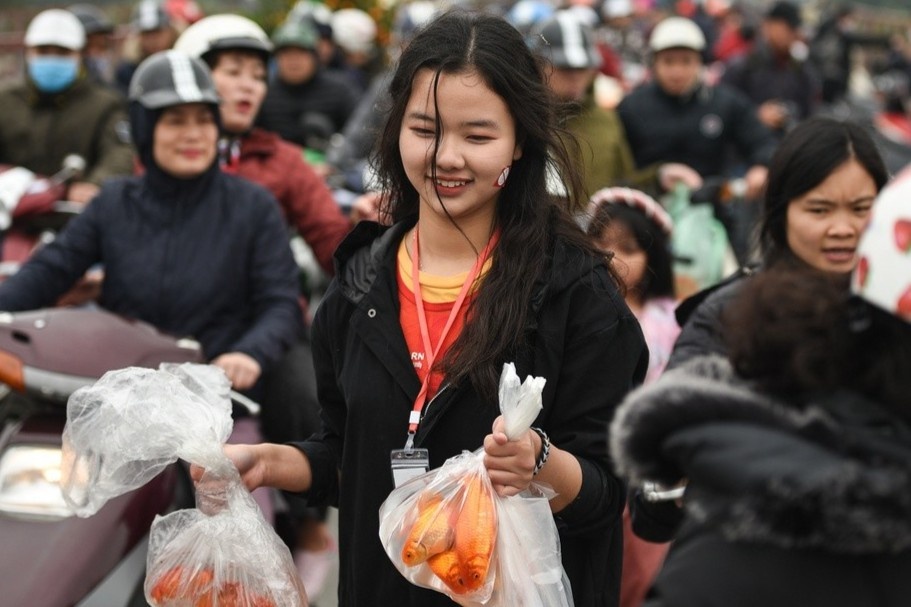 Tha ca chep ngay ong Cong ong Tao the nao cho dung? hinh anh