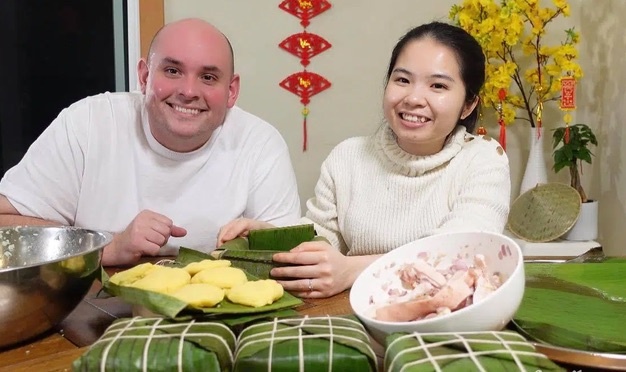 co dau viet don Tet o my anh 1