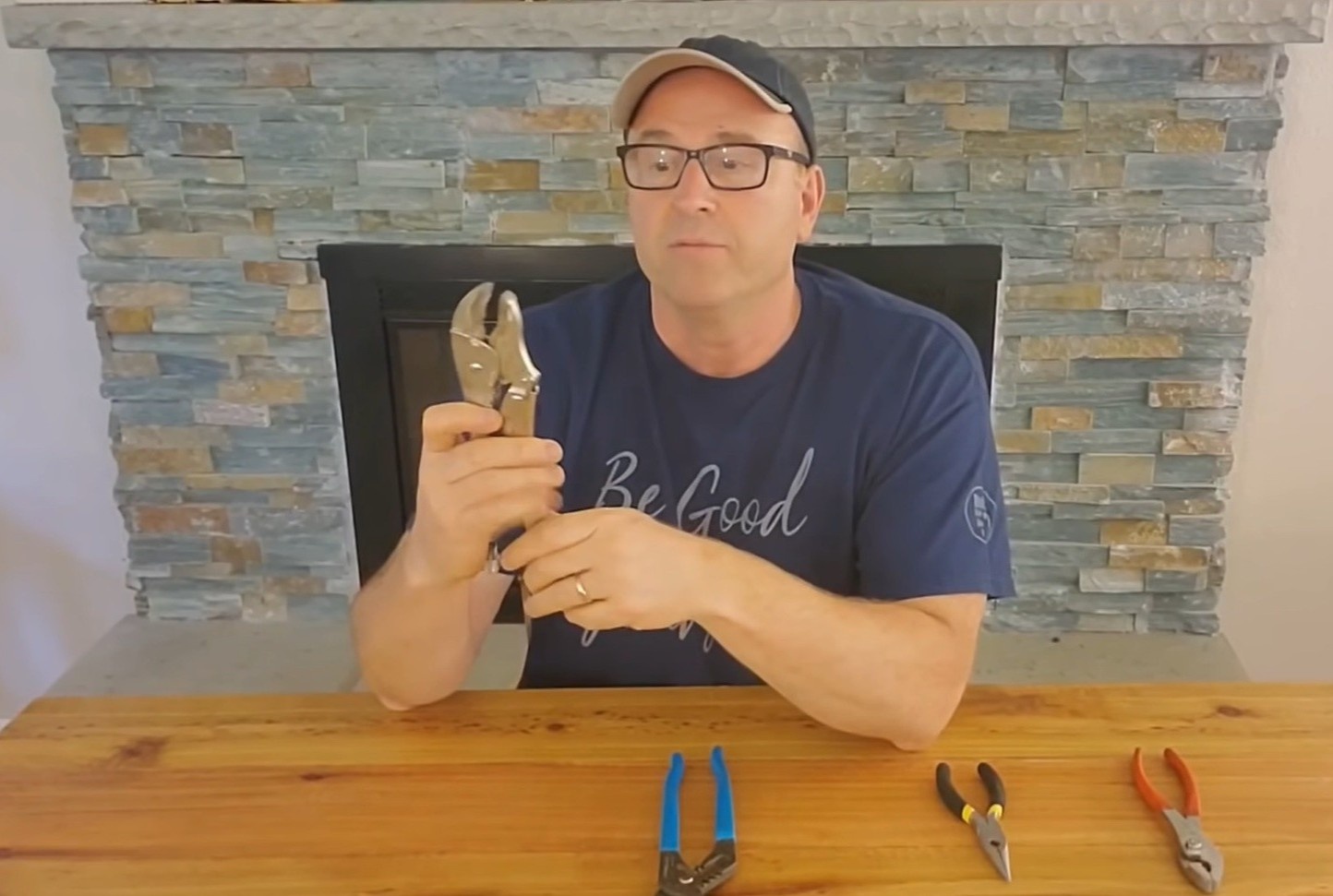 Nguoi dan ong day ky nang cho hang nghin dua tre qua mang xa hoi hinh anh