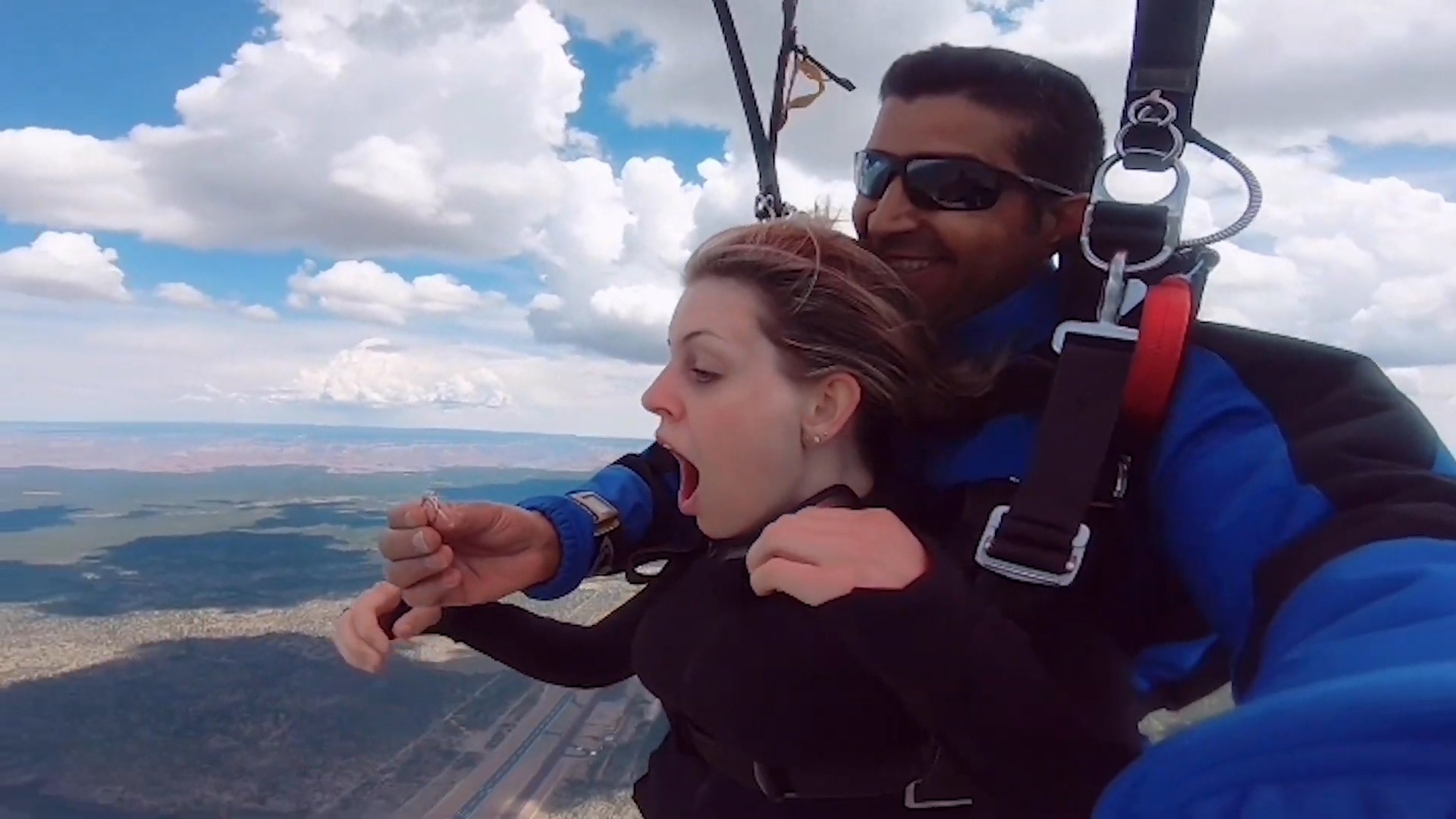 Chang trai cau hon ban gai giua bau troi hinh anh