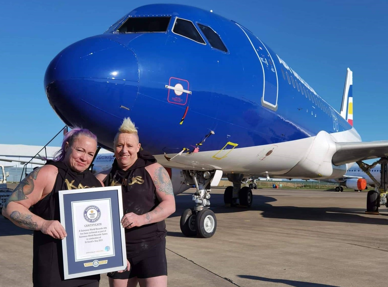 Cap vo chong cung keo chiec may bay nang 48 tan hinh anh