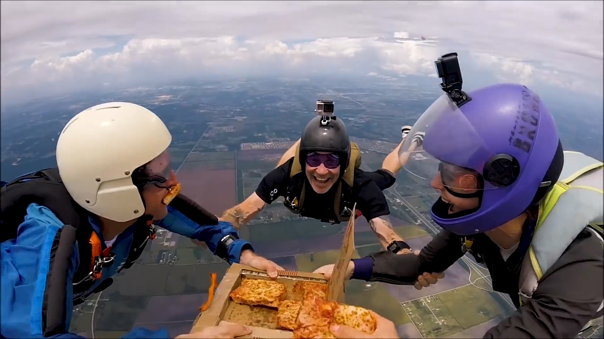 Nhom ban an banh pizza giua khong trung hinh anh