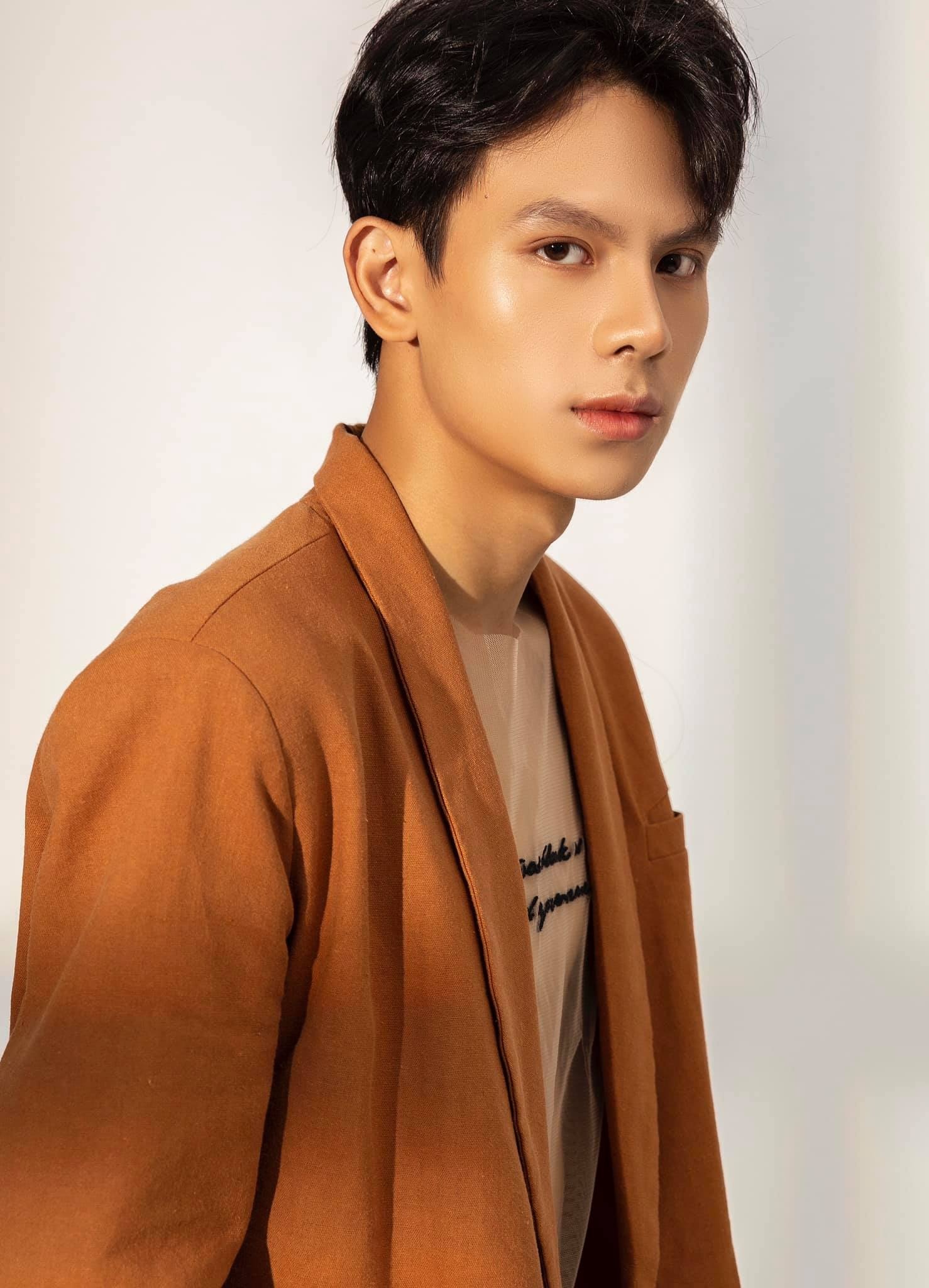 nam sinh dien trai truong luat anh 9