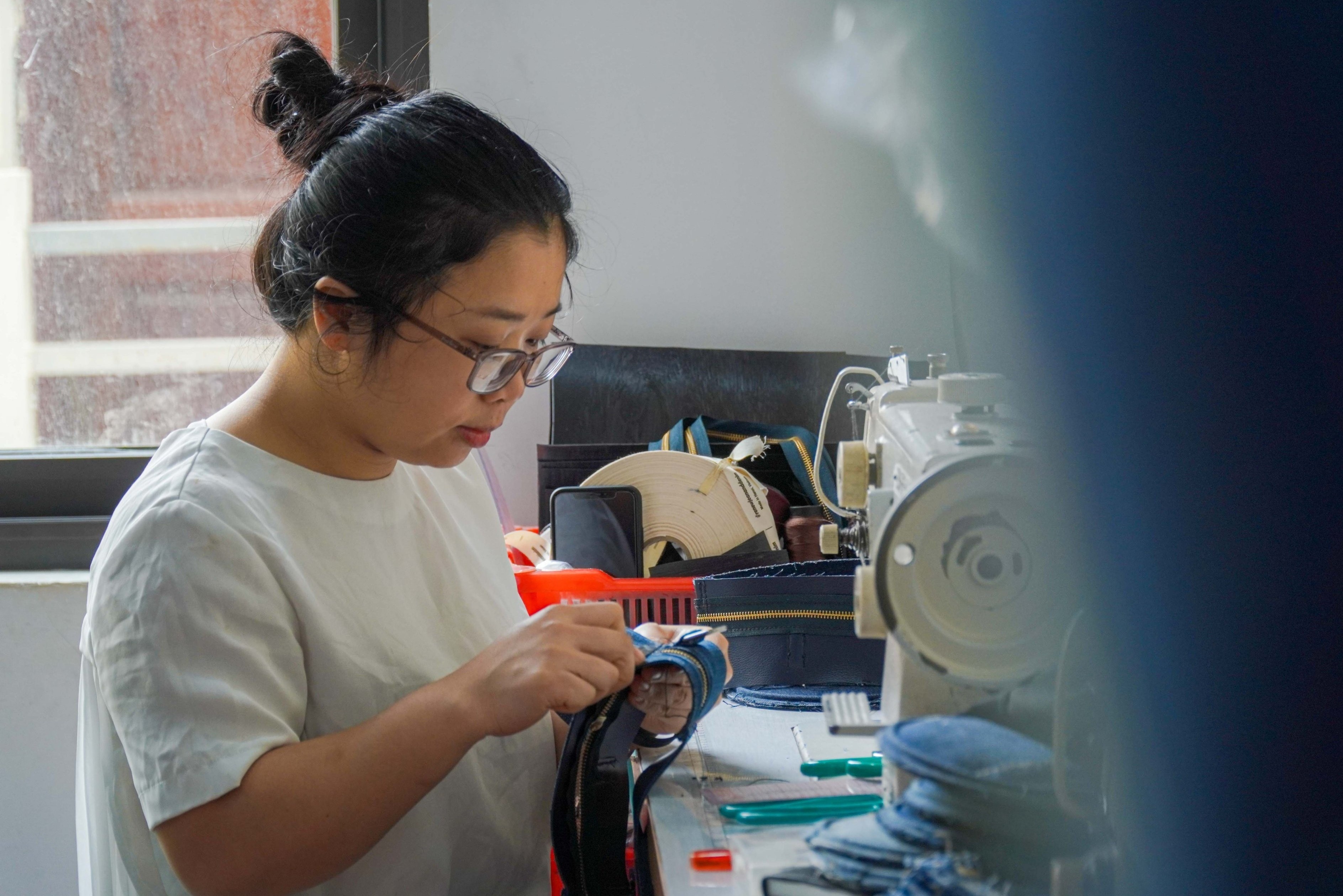 Nu ky su nghi viec, mo xuong tai che quan jeans ban cho khach Tay hinh anh