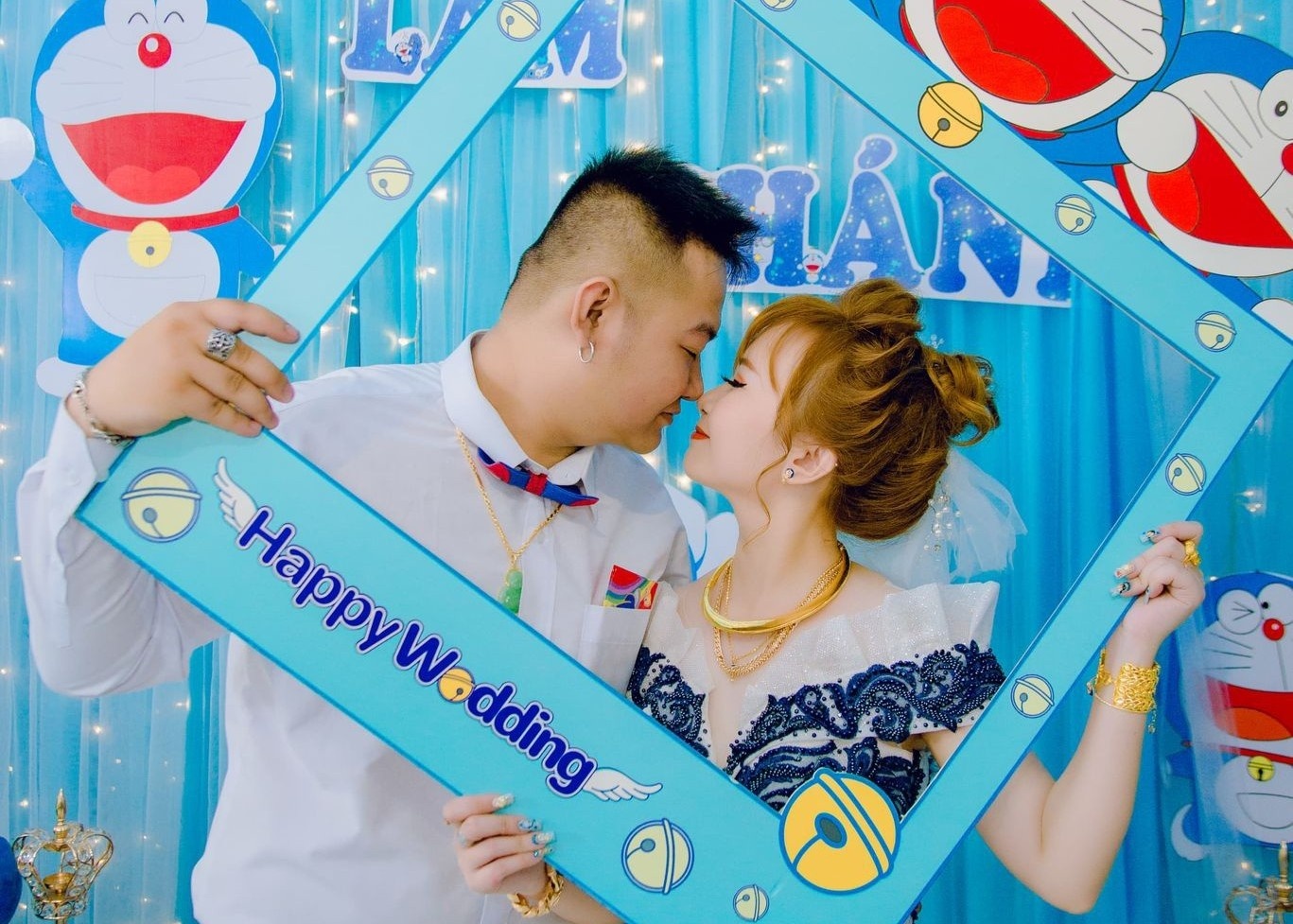 Co dau Bac Lieu trang tri an hoi theo phong cach Doraemon hinh anh