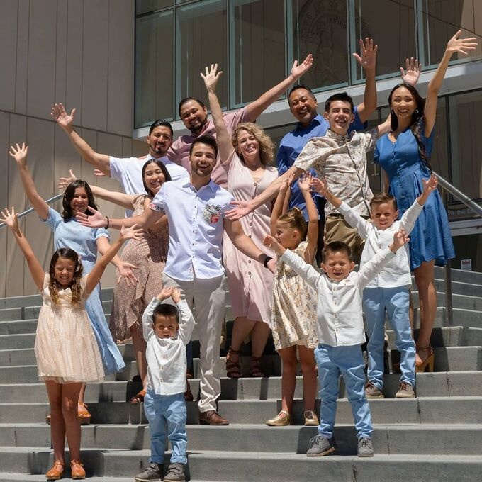 nhan nuoi 7 dua tre mo coi anh 1