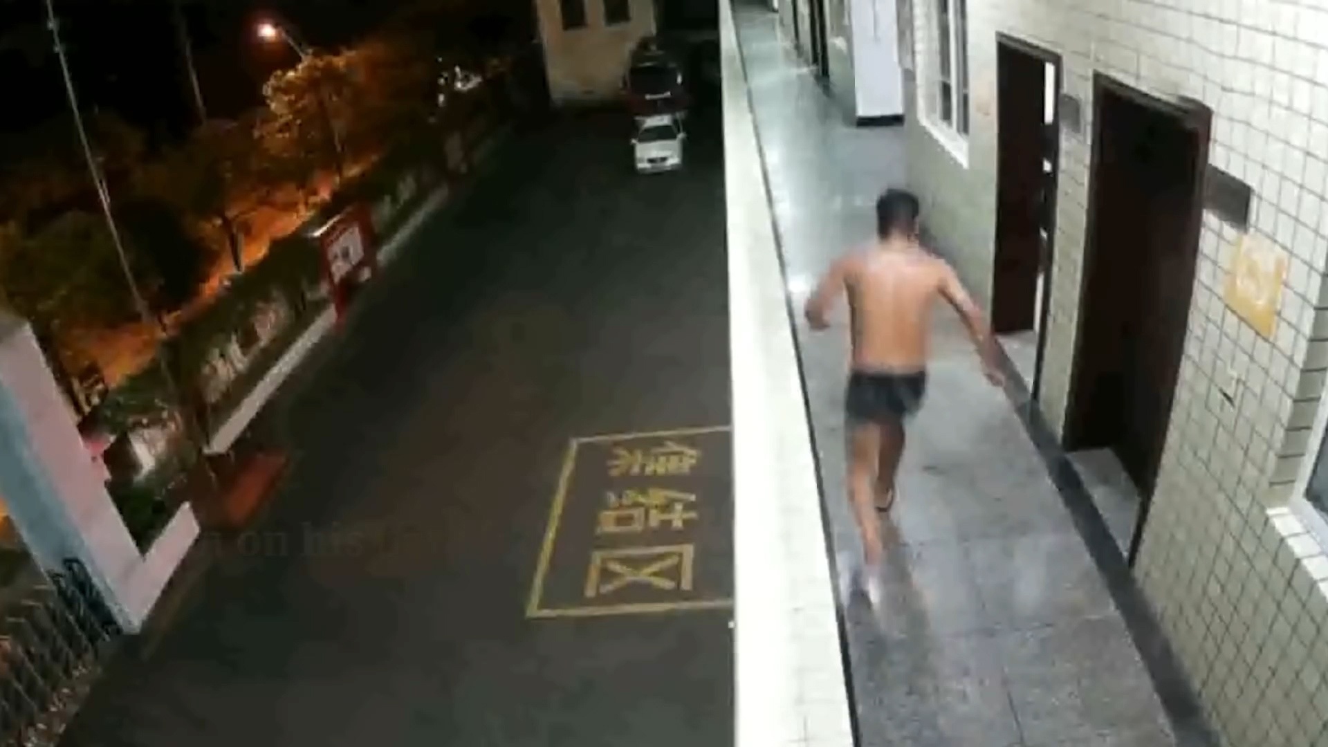 Nguoi linh cuu hoa lao khoi phong tam de chap hanh nhiem vu hinh anh