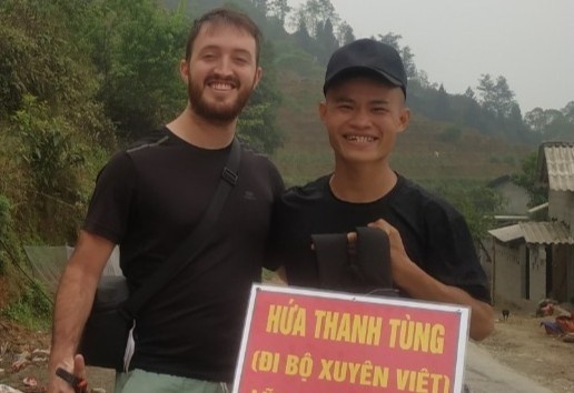 Chang trai Cao Bang di bo xuyen Viet hinh anh