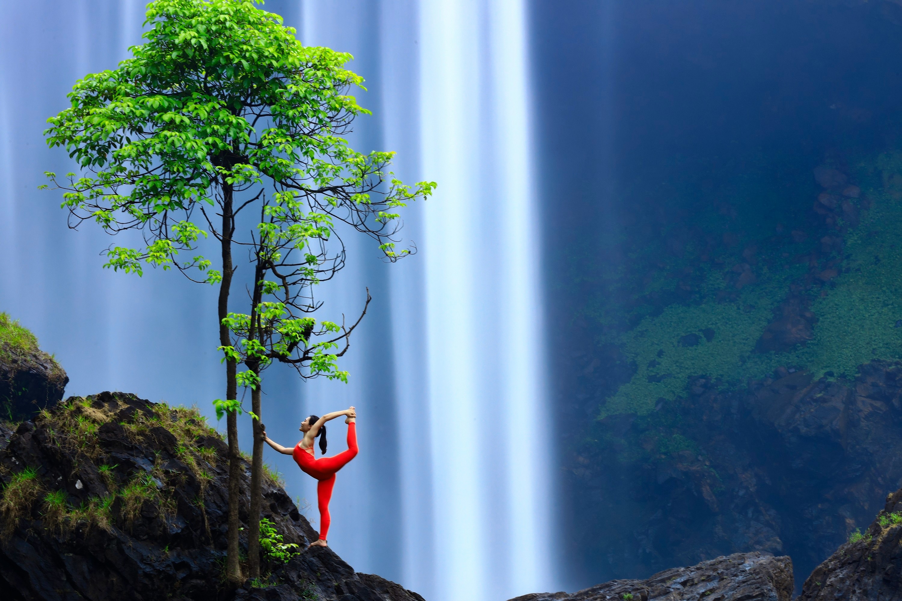 Co gai trinh dien yoga ben thac nuoc hinh anh