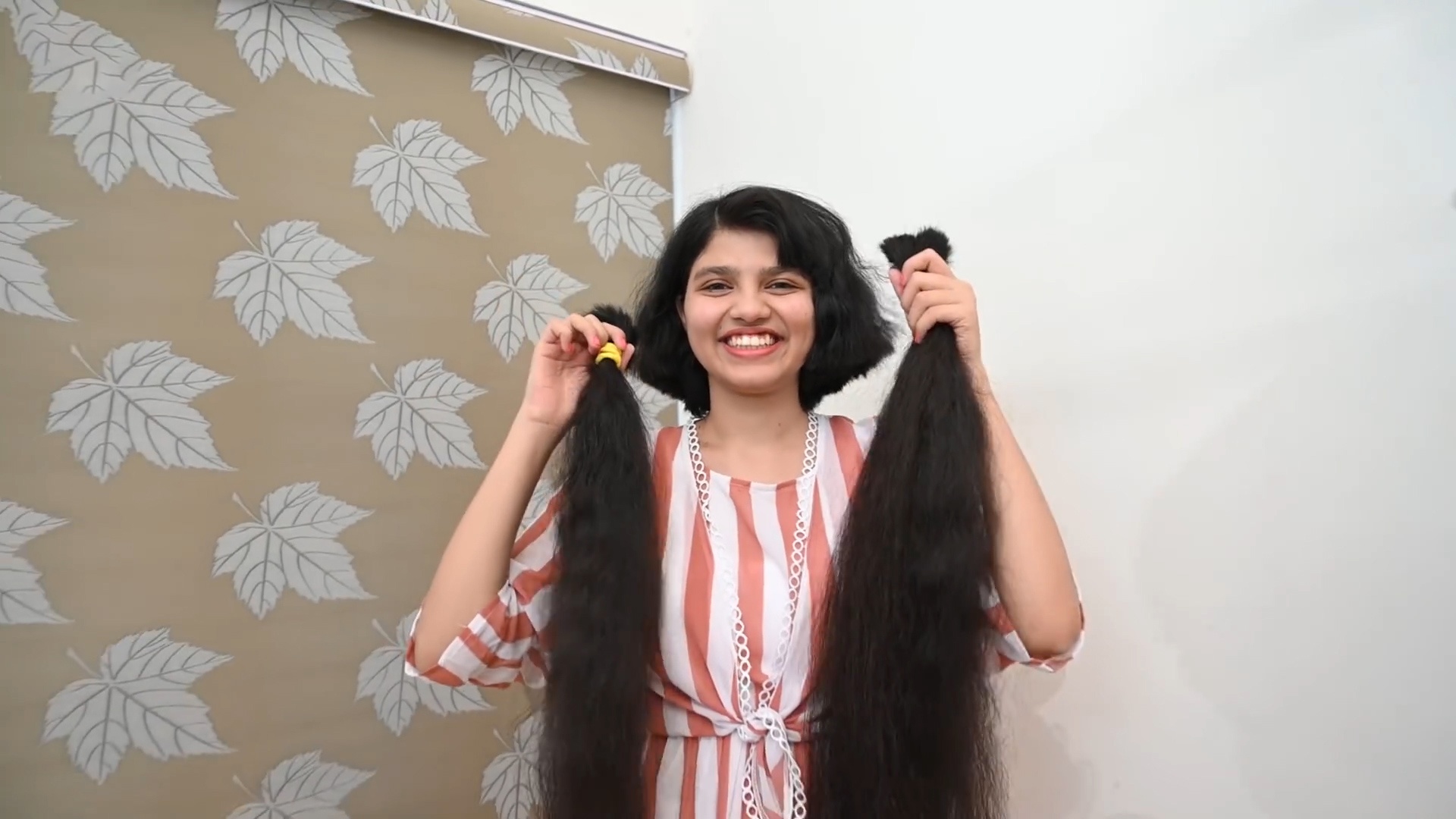 Co gai cat di mai toc dai nhat the gioi hinh anh