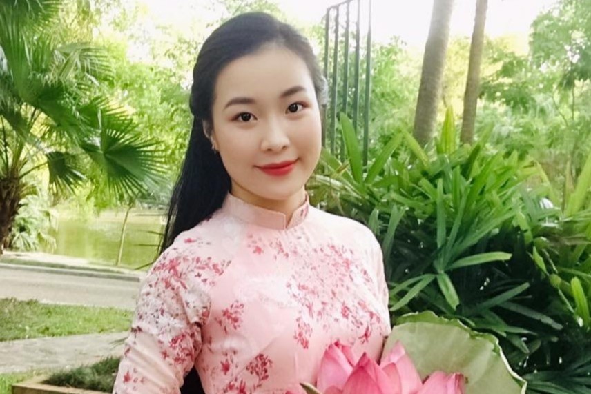 Co gai duoc chu y tren mang vi buc anh dang lam can cuoc cong dan hinh anh