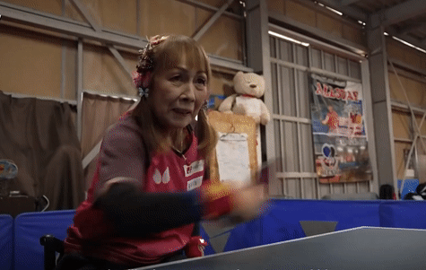 Cu ba 73 tuoi bi liet khien dan mang ne phuc vi no luc choi bong ban hinh anh