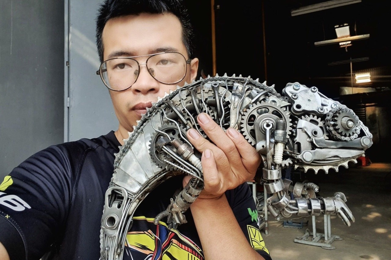 Chang trai bo dai hoc, khoi nghiep voi linh kien oto, xe may hinh anh