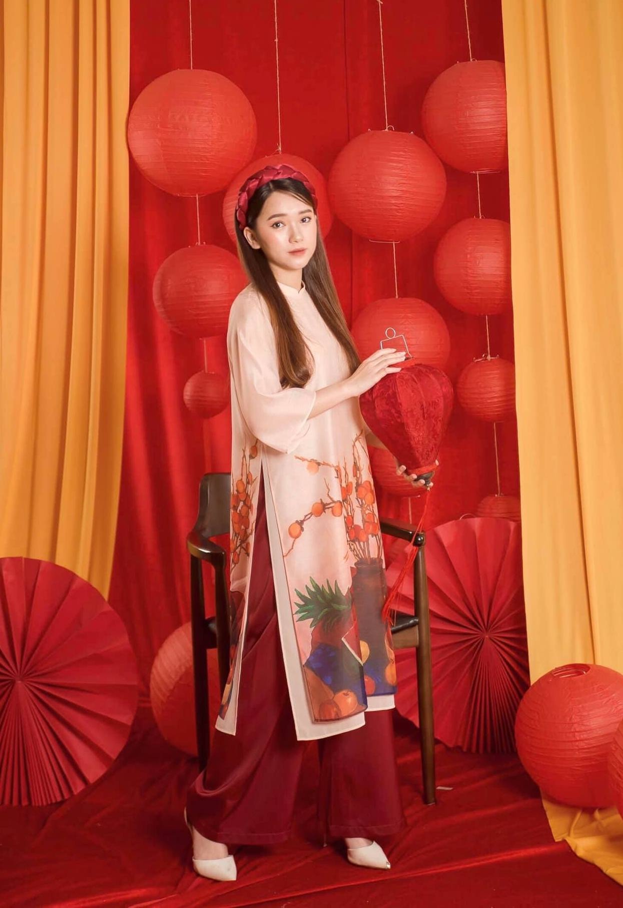 nu sinh hoc gioi truong kinh te anh 5