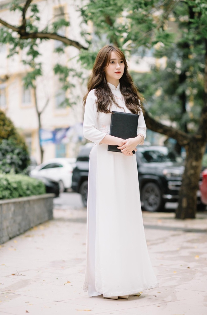 nu sinh hoc gioi truong kinh te anh 4