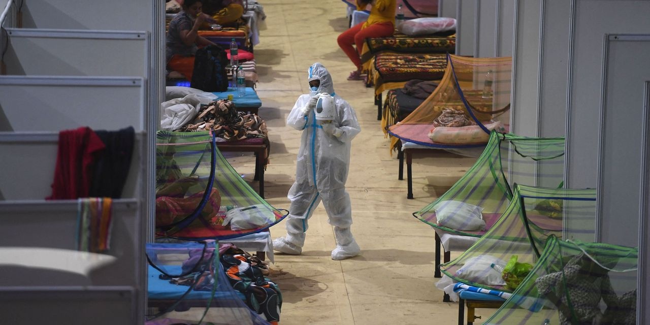 co gai an do ganh vac ca gia dinh anh 1