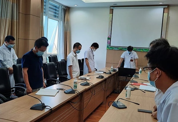 bac si khong the ve chiu tang me anh 1