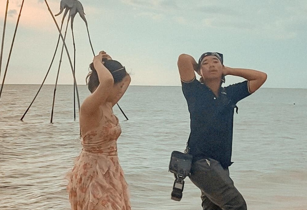 Tho anh Phu Quoc bat ngo noi tieng vi huong dan khach tao dang sexy hinh anh