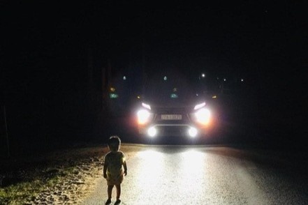 Tai xe Binh Dinh giup em be 2 tuoi bi lac ve nha luc 1h sang hinh anh