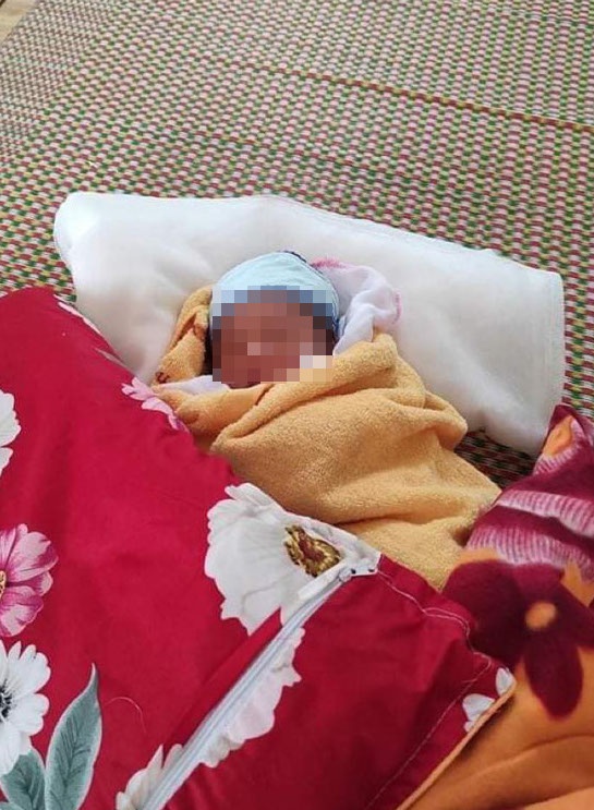 bé gái 3 ngày tuổi đi cách ly một mình ảnh 1 be gai 3 ngay tuoi di cach ly mot minh anh 1