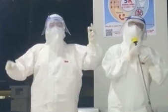 Nhan vien y te o Bac Giang hat trong gio giai lao hinh anh